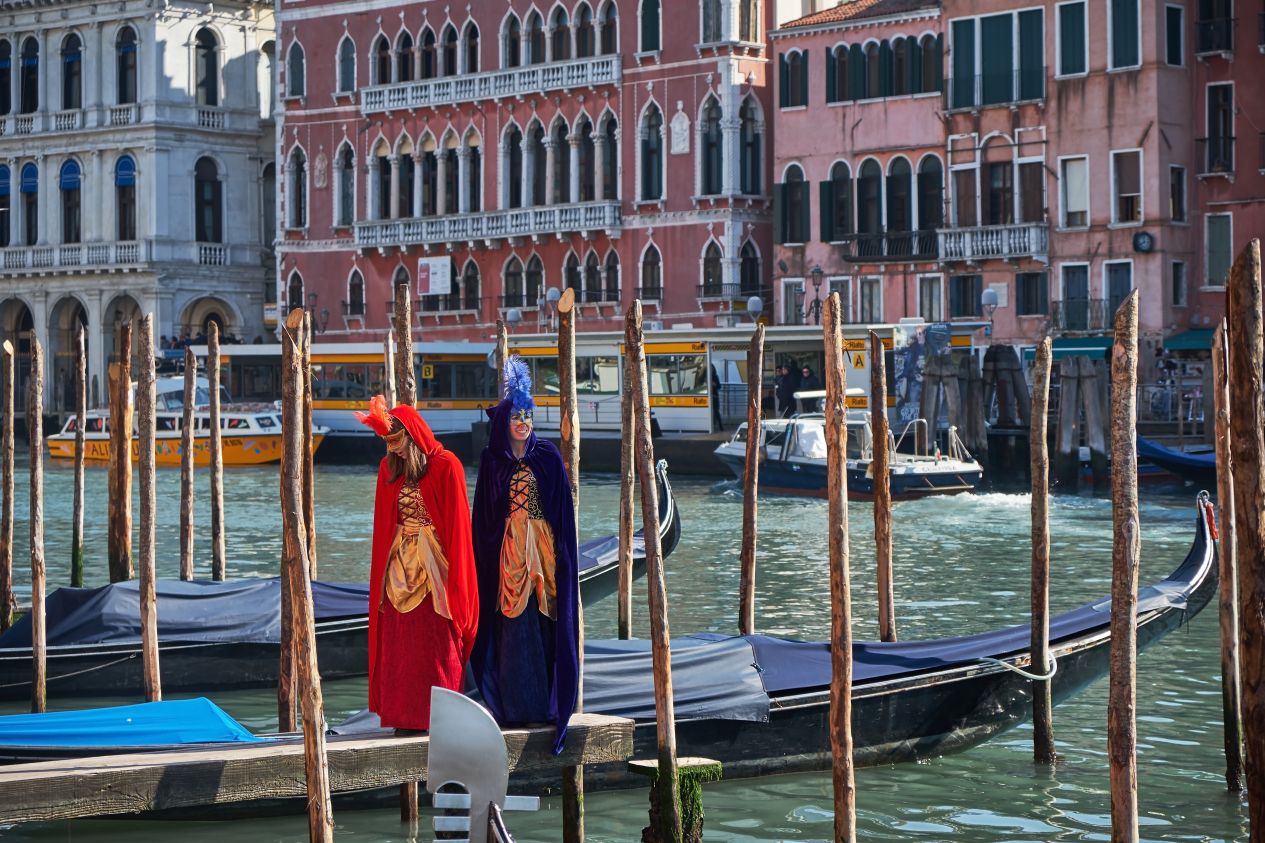 blivale_people_masks_costumes_venice_carnival_1265x843 Museums in Italy reopen, how to book tickets by skipping the queue